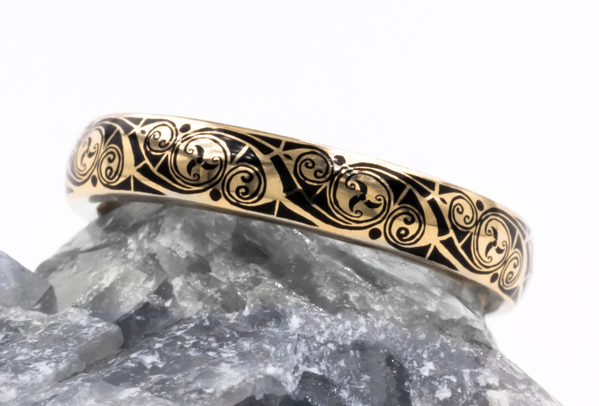 Womens Striking Cerin 18K Yellow Gold Triskele 4.0mm Ring