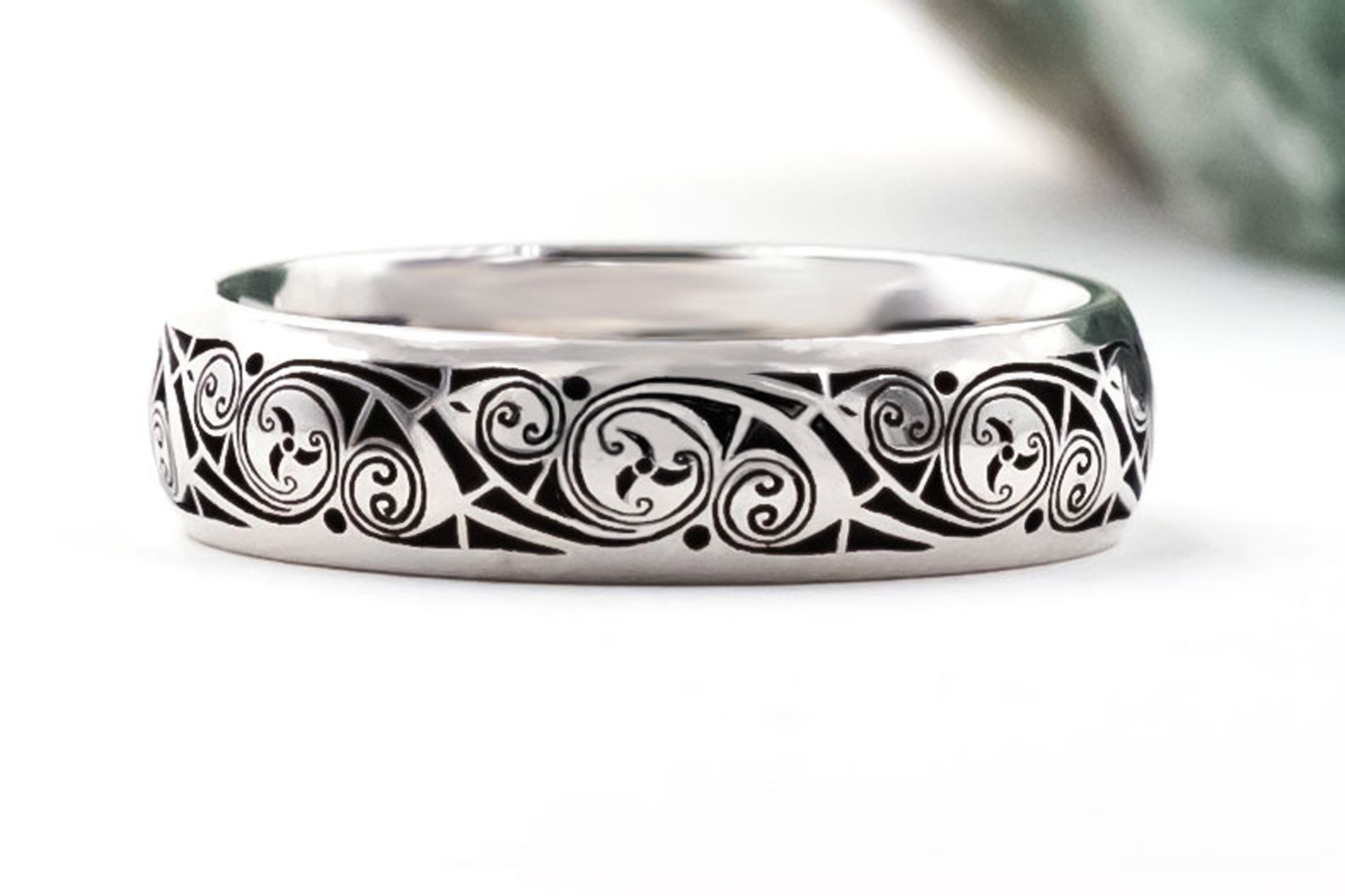 Striking Cerin Platinum 950 Triskele 4.0mm Ring