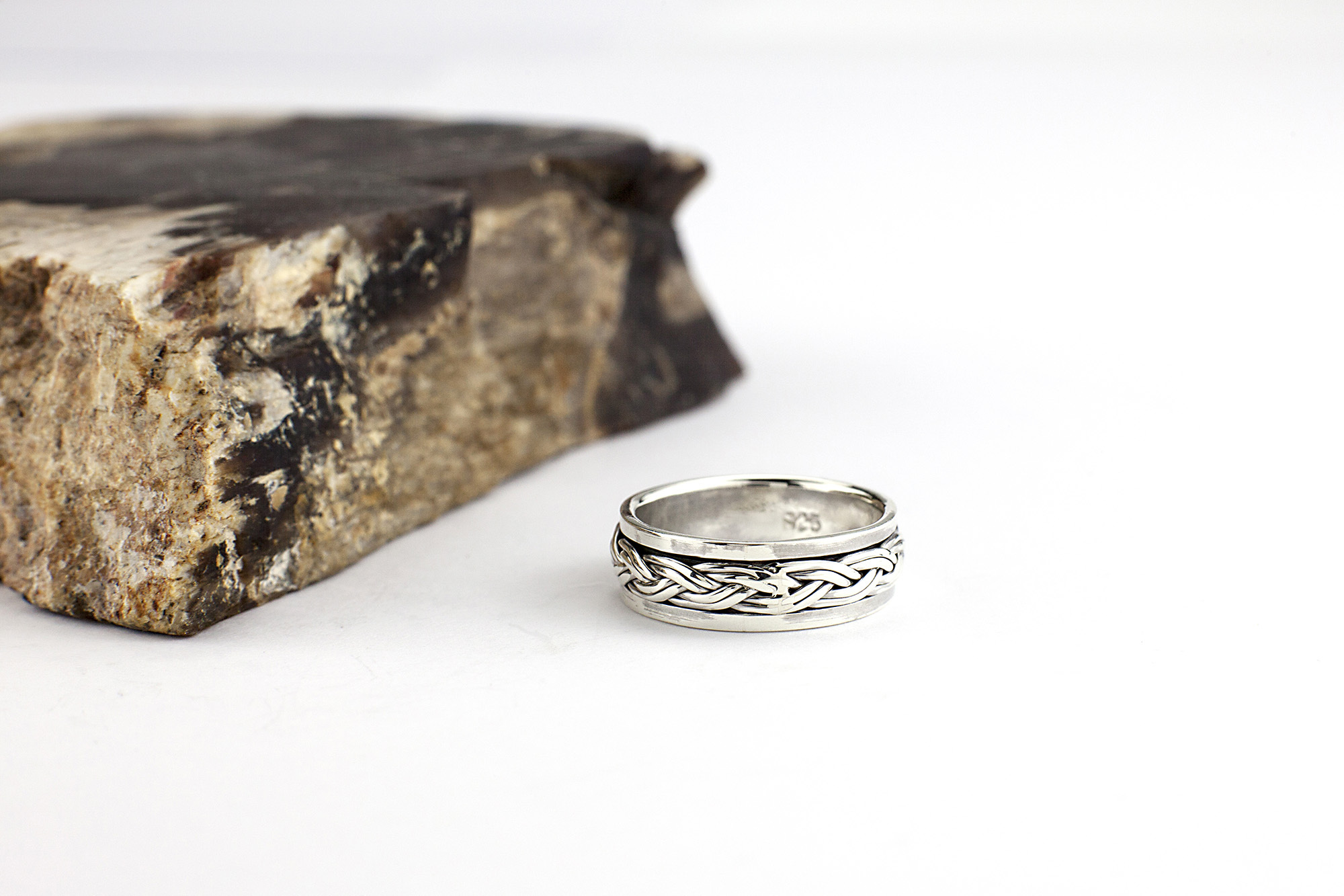 Attractive Sterling Silver Celtic Knot Ring. Picture Of The Reverse Side.