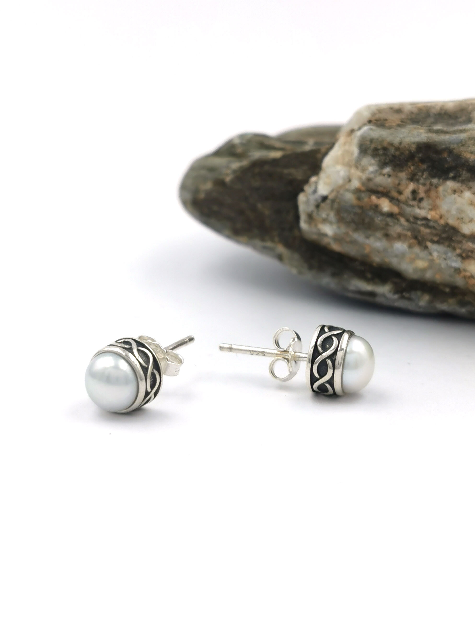 Timeless Elegance: Vintage Pearl Stud Earrings by Totapari