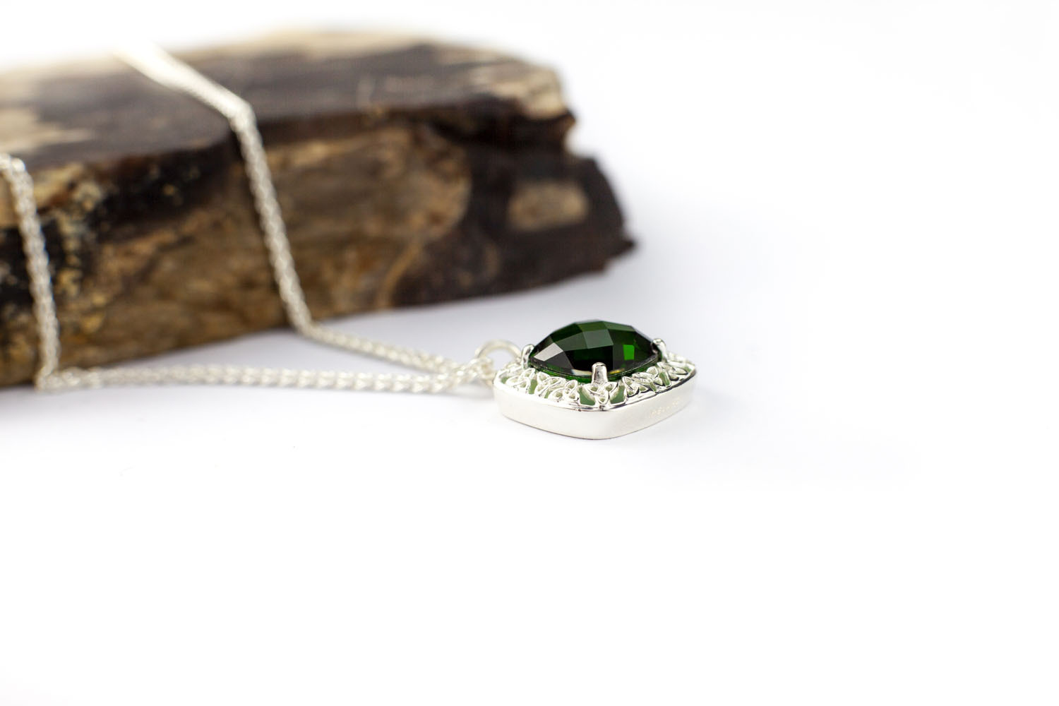 Trinity Knot - Side detail