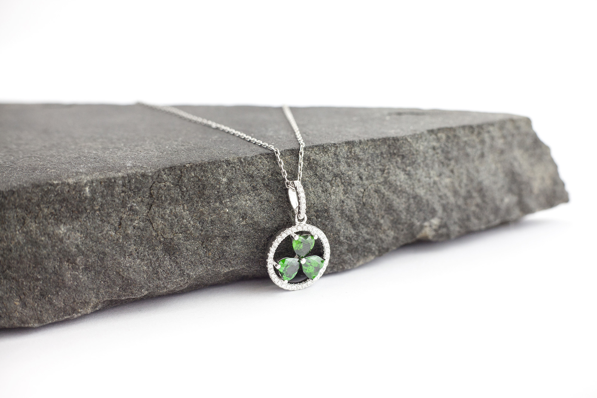 Shamrock - Shown with Light Cable Chain