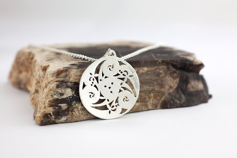 Medium Sized Womens Attractive Sterling Silver Celtic Knot Necklace. Picture Of The Reverse Side.