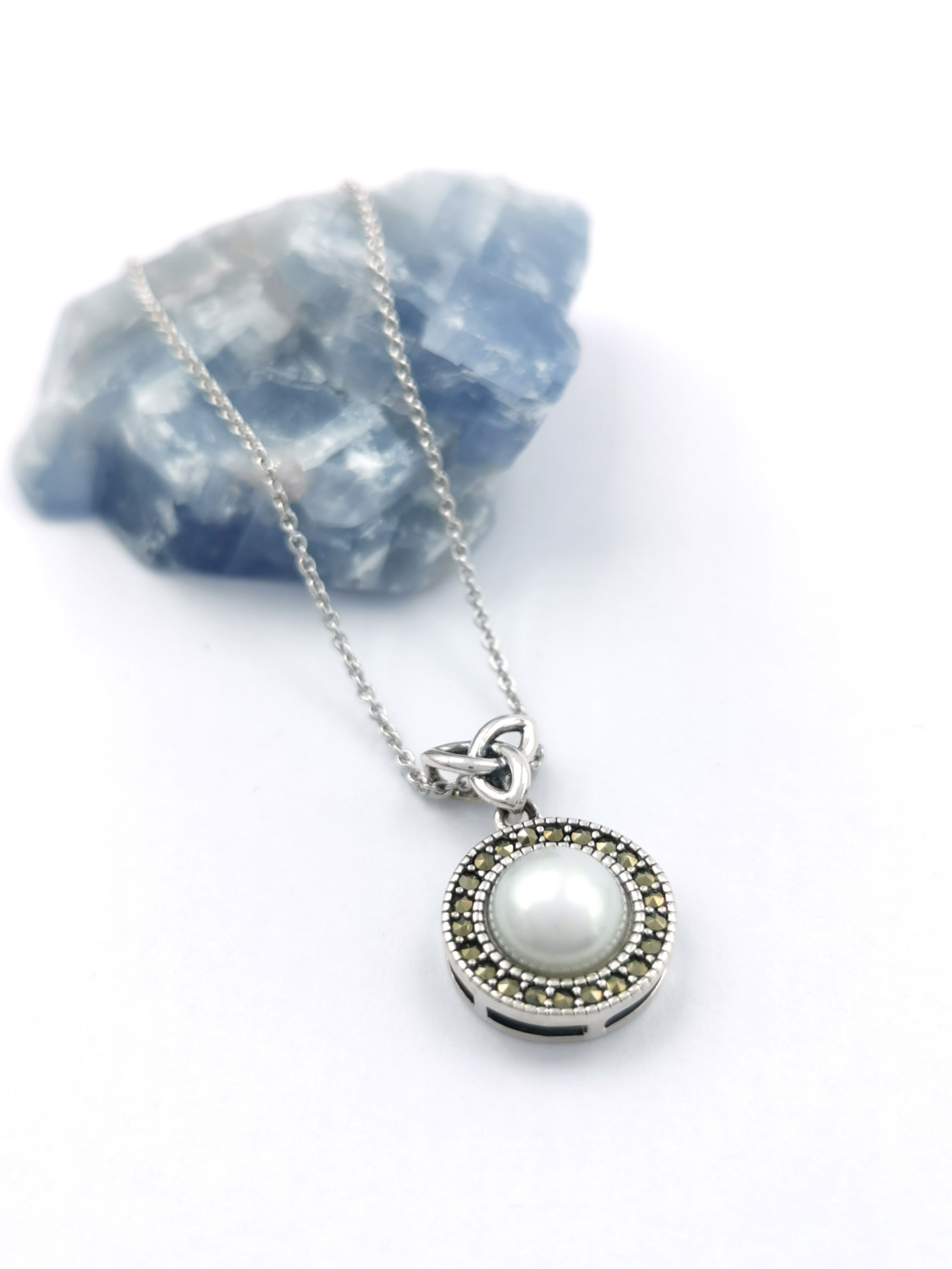 Womens Attractive Sterling Silver Trinity Knot Necklace
