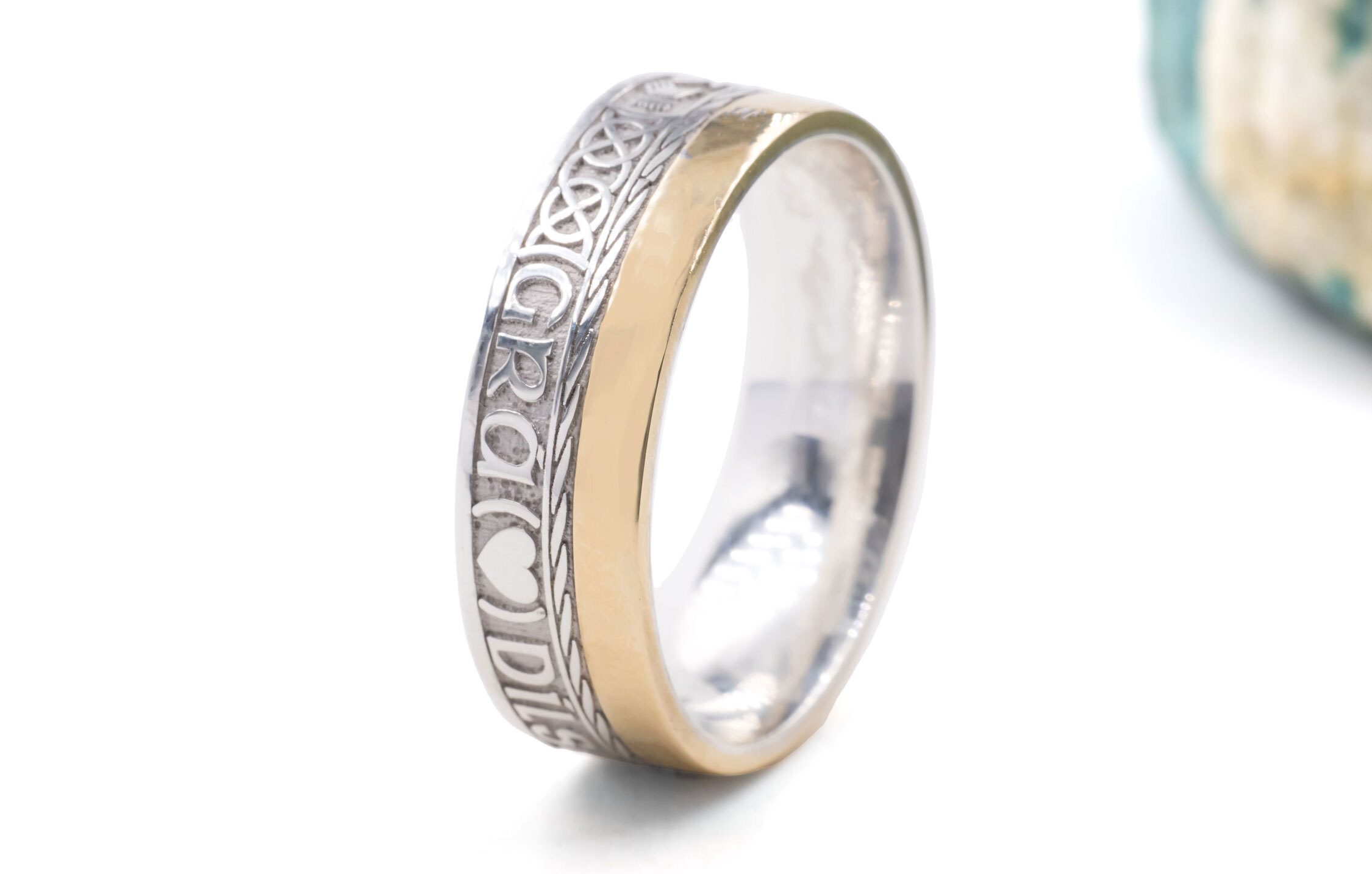Luxurious 14K White Gold & Yellow Gold Gaelic Wedding Ring. Side View.