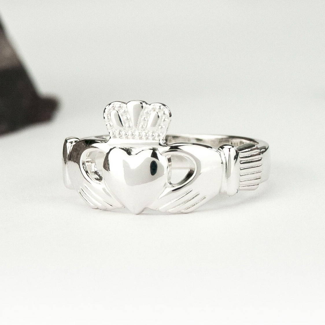 Amazon.com: 14K White Gold Ladies Claddagh Ring with Trinity Band (7):  Clothing, Shoes & Jewelry
