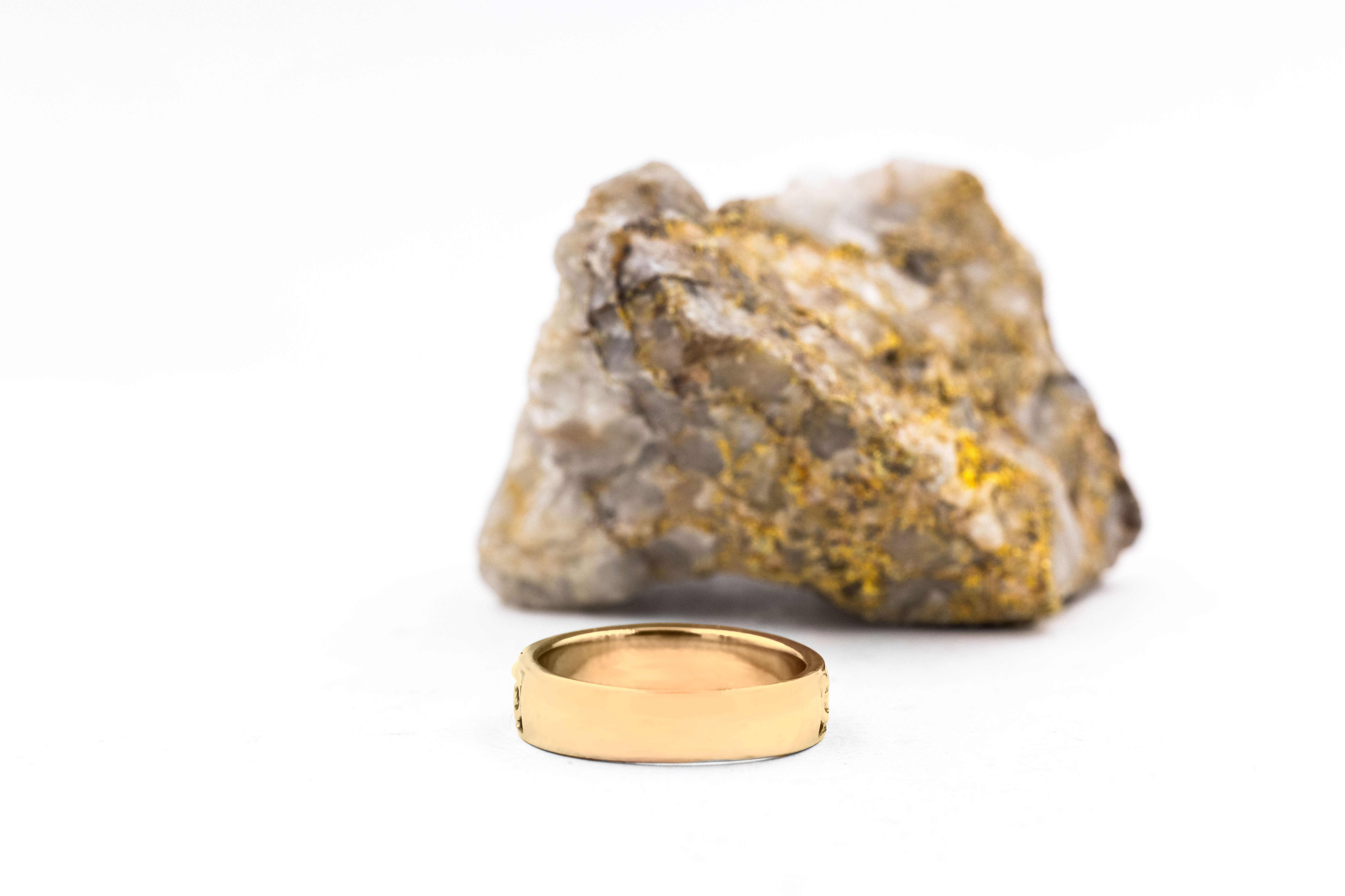 Womens Claddagh 5.0mm Ring in Yellow Gold