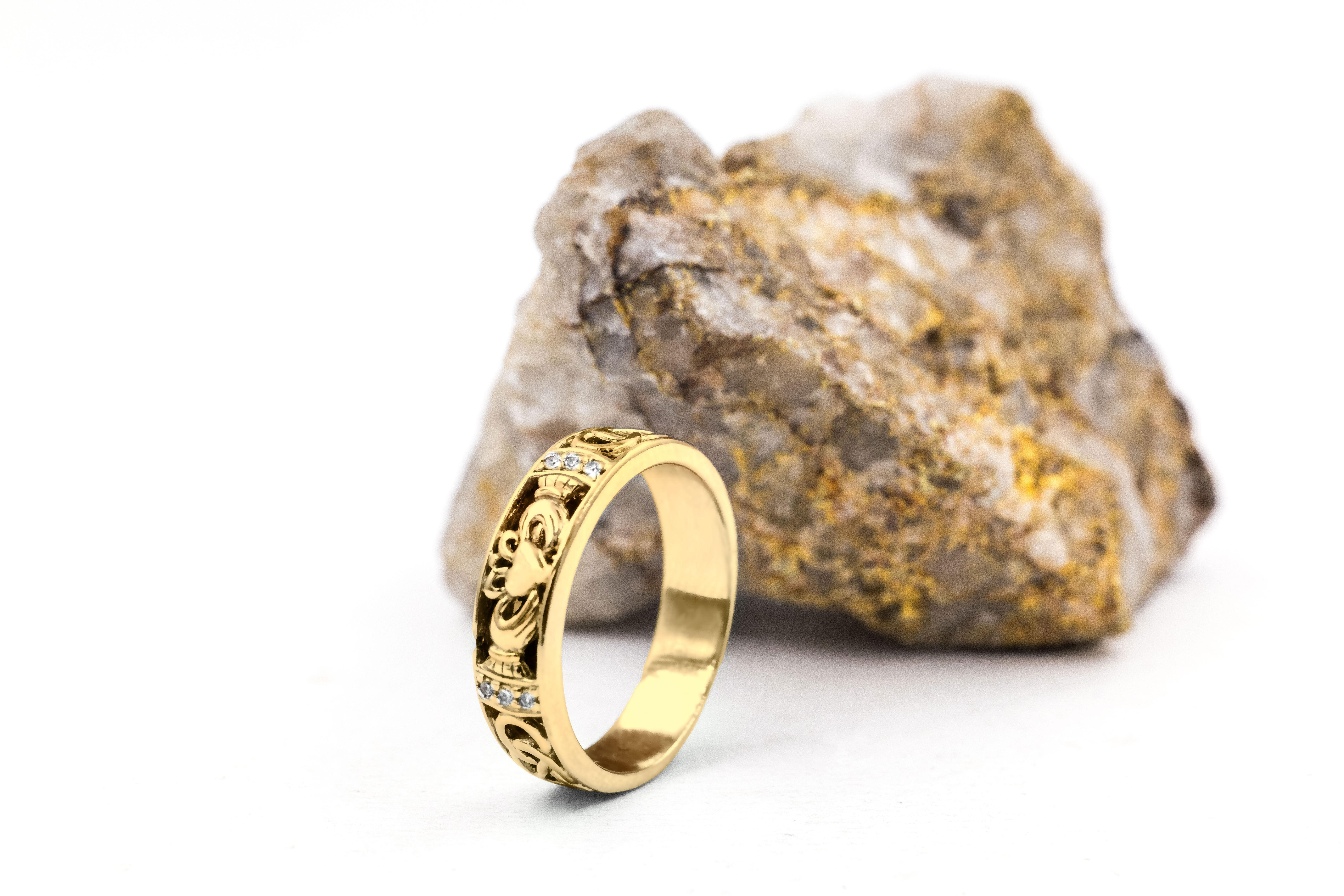 Gorgeous 14K Yellow Gold Claddagh & Celtic Knot 7.0mm Ring For Women. Side View.