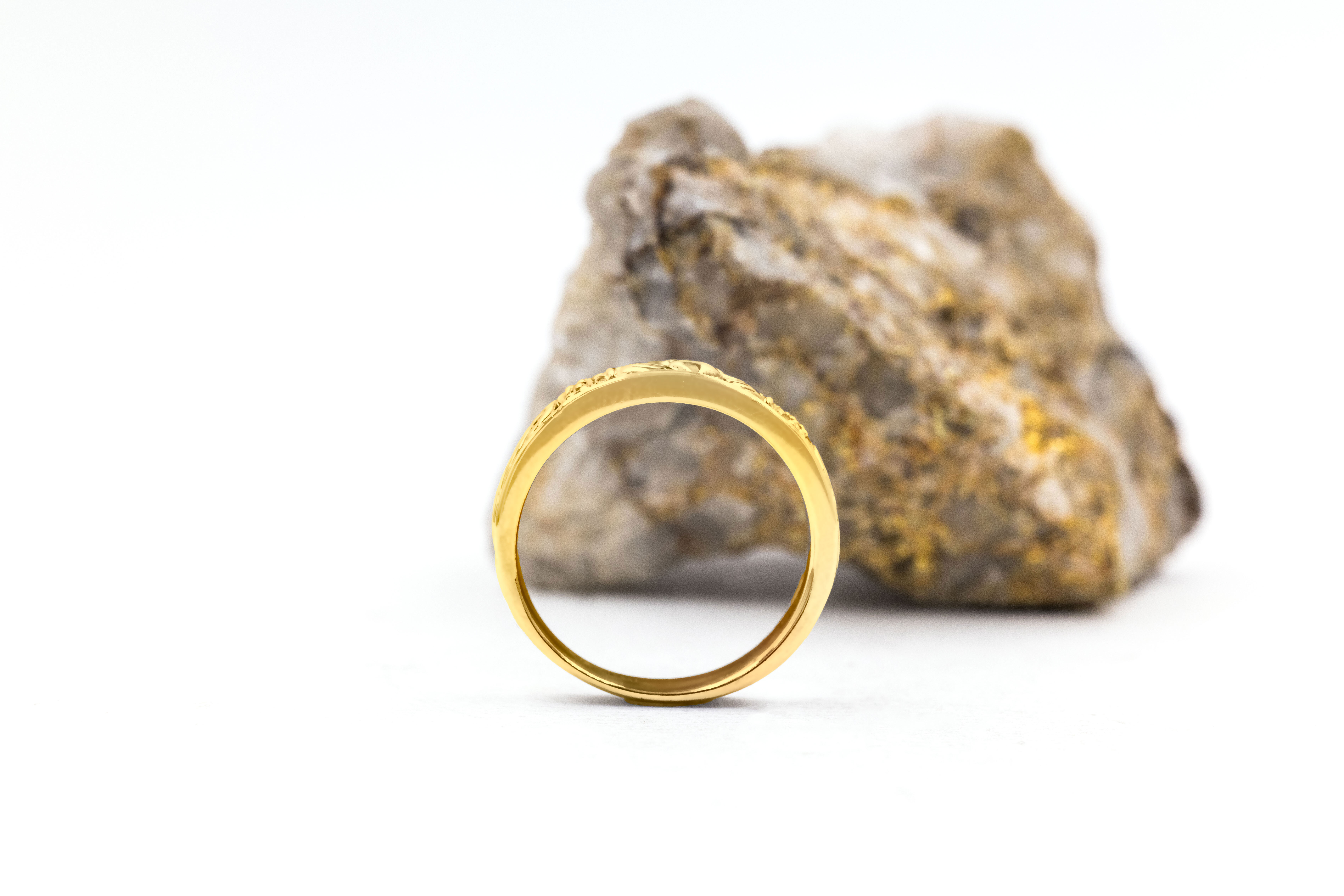 Womens Claddagh Ring in Yellow Gold. Side View.